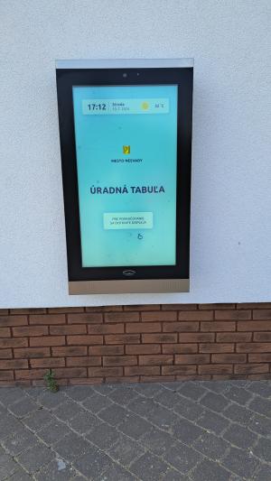 A naszvadi városi hivatal épületét digitális hivatalos táblával bővítették. 